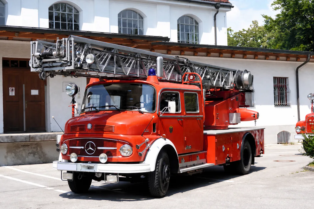 Mercedes-Benz Feuerwehr-Drehleiter – Ansicht 1