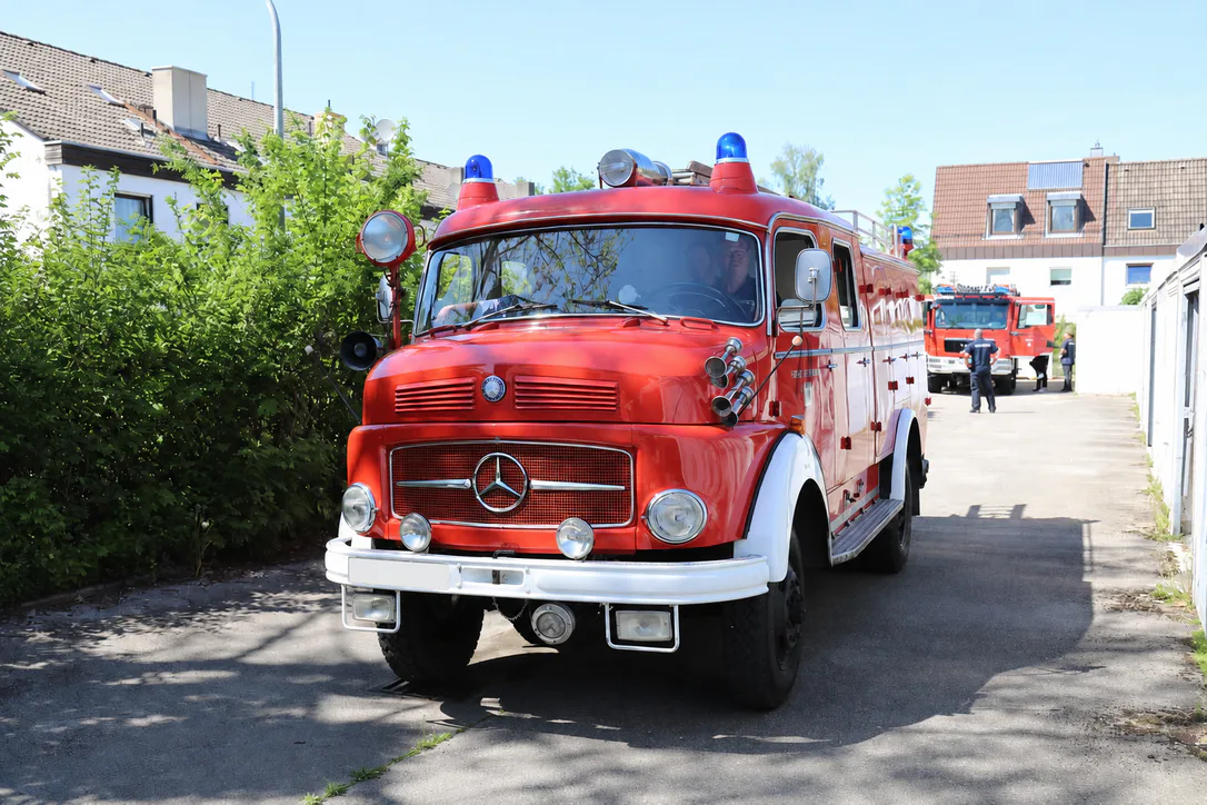 Mercedes-Benz Feuerwehr-Löschfahrzeug in Feuerwehrrot