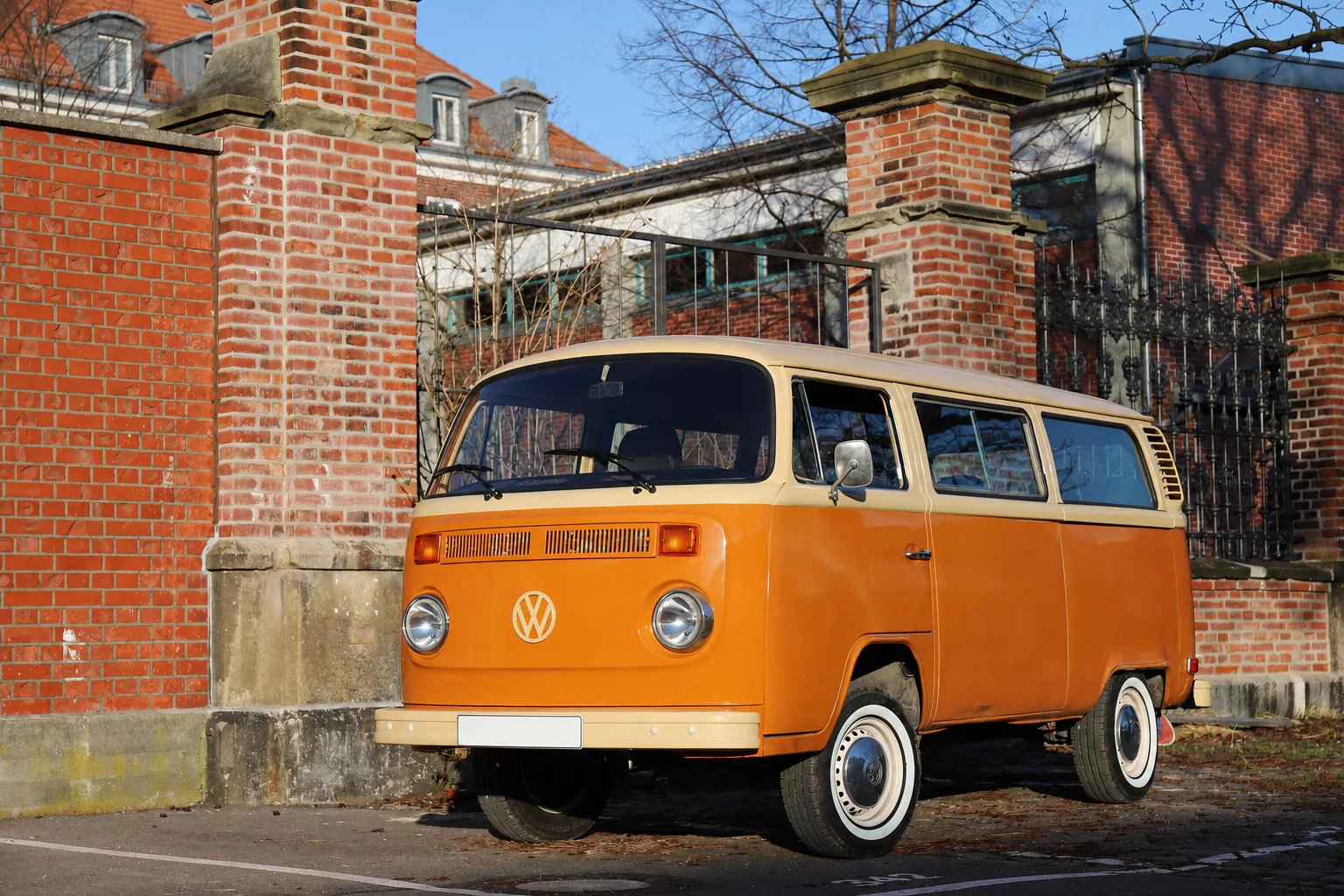VW T2 Bulli in Orange und Creme